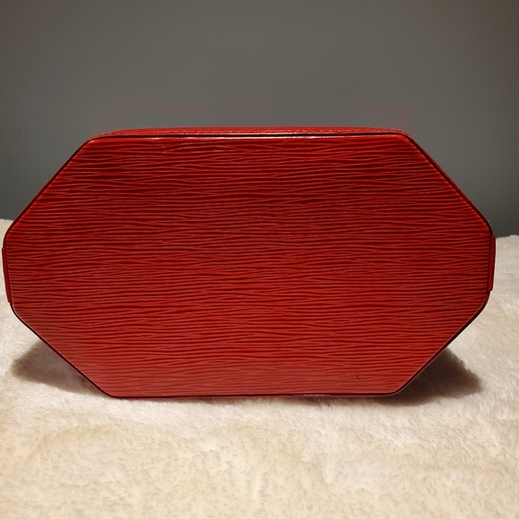 ✅✅✅SOLD✅✅✅ AUTHENTIC LOUIS VUITTON SAC DE'PAULE IN EPI RED - Picture 10 of 15